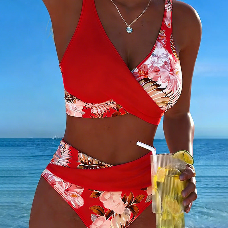 Kontrasztos virágmintás, sliccelt bikini